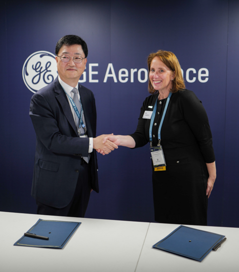 From L to R: Dr. Won ho Joo, Chief Executive, Naval and Special Ship Business Unit, HD HHI and Rita Flaherty, VP of Global Sales and Business Development, GE Aerospace.